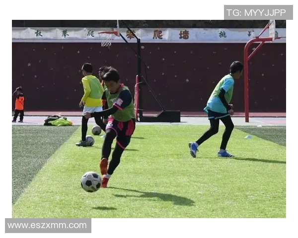 足球明星高空挑战极限爬墙高清图片展示运动员的勇气与魅力